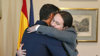 Pedro Sánchez y Pablo Iglesias dándose un abrazo.